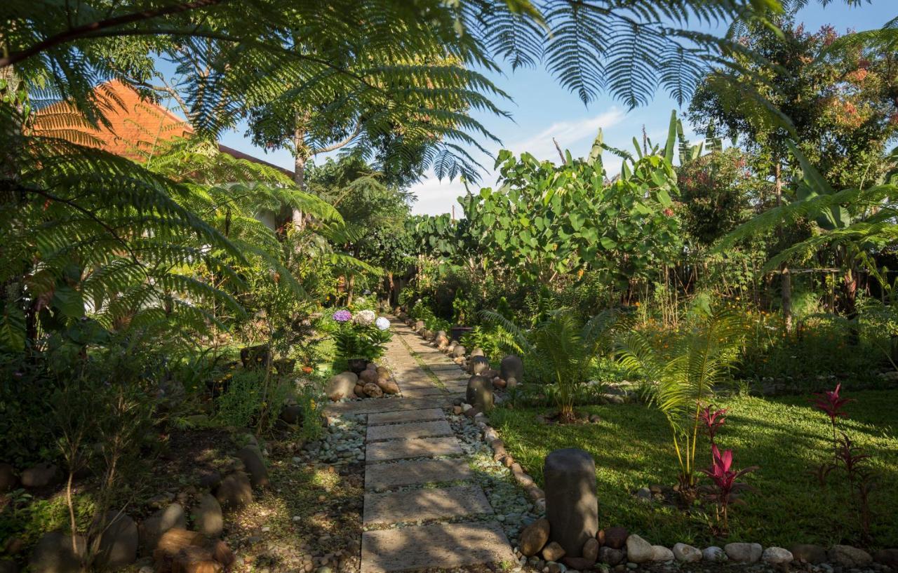 Ara Garden Inn, Accommodation, Yoga Studio & Spa Рутенг Экстерьер фото